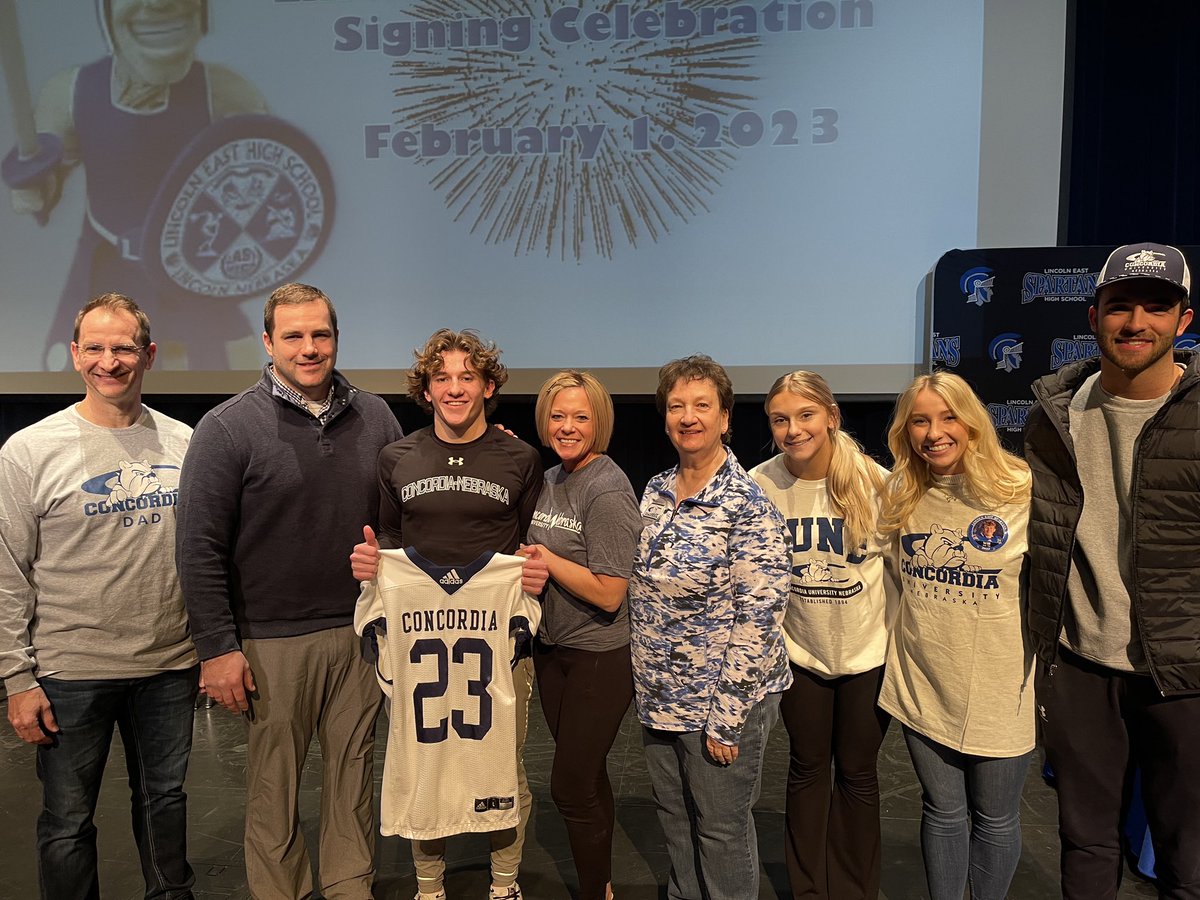 willpotratz_'s tweet photo. thankful for this opportunity. Officially signed!! @CUNEFootball @LauneTrent @PatrickDaberkow @LEHS_FB @cunebulldogs https://t.co/OyS30TBTyy