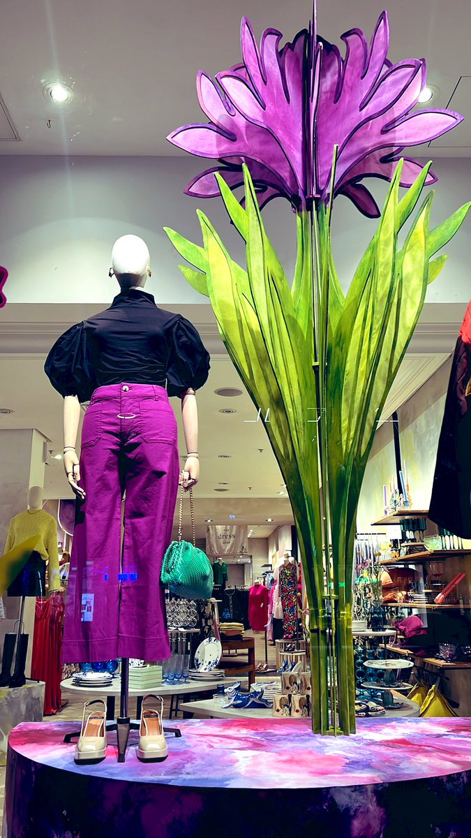 ramyoges90's tweet photo. #dress #street #regentstreet #oxfordstreet #London #shopping #fashionstyle #photography https://t.co/DGTsCALu6F