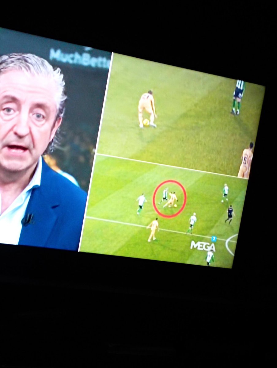 Te juro que me están vacilando TE LO JURO. con este circo se demuestra que  futbolistas que han sido profesionales adoptan un papel en este circo. Porque si protestas que esto tendría que anular el gol no has jugado a fútbol o te gusta muy poco el fútbol