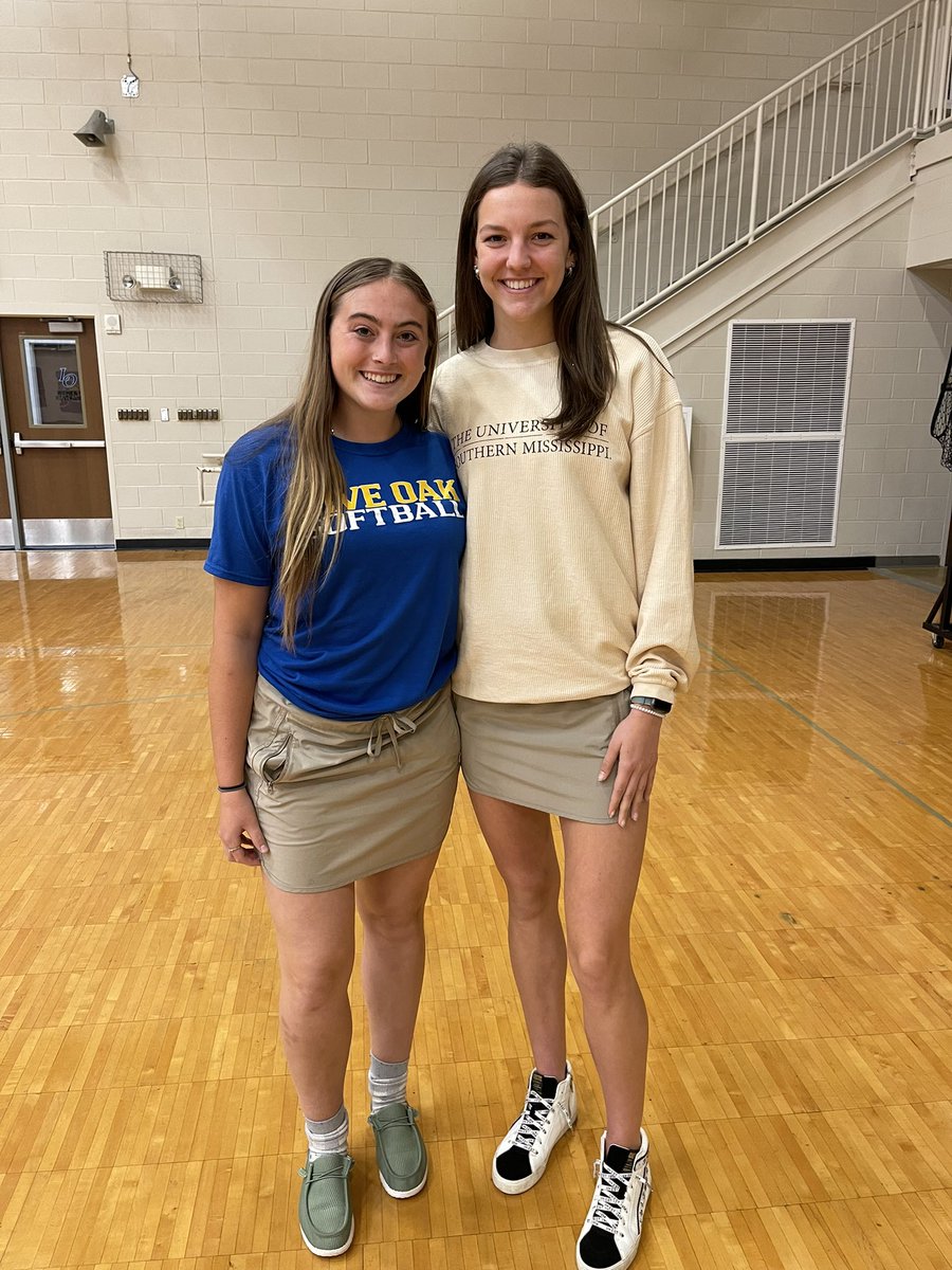 KayceBennett4's tweet photo. Another golden eagle !!! I am so happy for the amazing human being. Well deserved. I hope to see you around campus. https://t.co/2msjrFDfyo