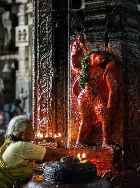 प्रभु से सुंदर प्रार्थना  मेरे तीन अपराधो को छमा करो। 
यह जानते हुए भी कि- 
1.तुम सर्वव्यापी हो, पर मैँ तुम्हेँ हर जगह ढूँढती हूँ यह मेरा पहला अपराध है.2.तुम शब्दोँ से परे हो, मैँ तुमको शब्दोँ से बांधती हूँ, एक नाम देती हूँ। यह मेरा दूसरा अपराध है.
3.तुम सर्वज्ञाता हो, मैँ
