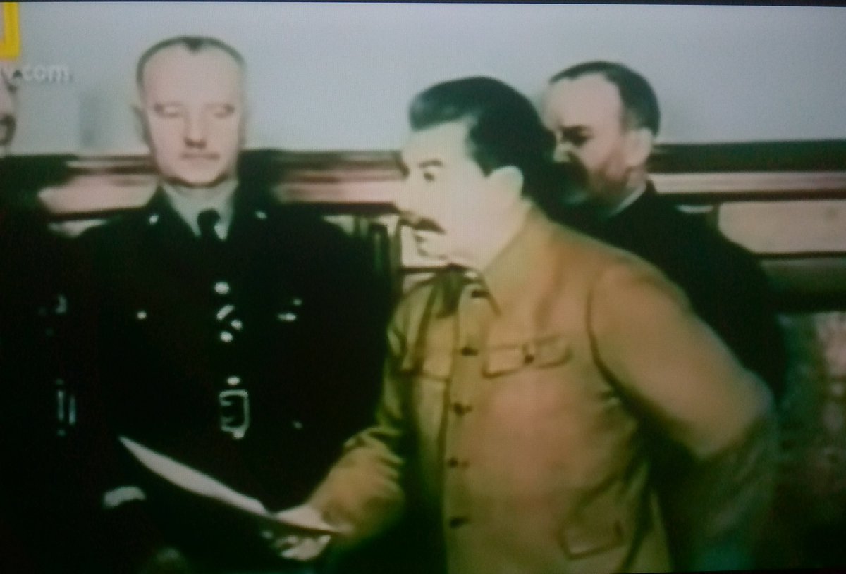 Datoworld's tweet photo. Masacre del Bosque de Katyn  

🇵🇱📃🟥1940 el gobierno polaco entregó a Stalin una lista de 20 mil soldados polacos desaparecidos - 🇷🇺En 1992 el presidente de Rusia Borís Yeltsin entrego a Polonia el acta original de ejecución firmada por Stalin. https://t.co/CmqdfXD4a3