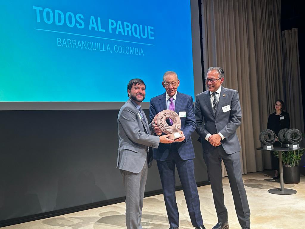 alcaldiabquilla's tweet photo. 🚨🤩¡Barranquilla, ganadora del Nobel de transformación urbana y social!👏

Nuestra ciudad es ejemplo de progreso, transformación y trabajo en equipo a nivel mundial, gracias a la estrategia #TodosAlParque. 💪Por eso ha sido la ganadora del #PrizeForCities, de @WRIRossCities.🏆🎉 https://t.co/s5uLba2zmZ