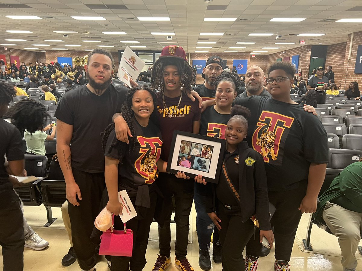 GabrielGarmon's tweet photo. It's Official @SkegeeFootball Let's Do It🌟 Thank You @EdWhiteFootball @EdwardHWhiteHi1 ❤️ #TamikaSon🕊️ https://t.co/qoNm8zdTtG
