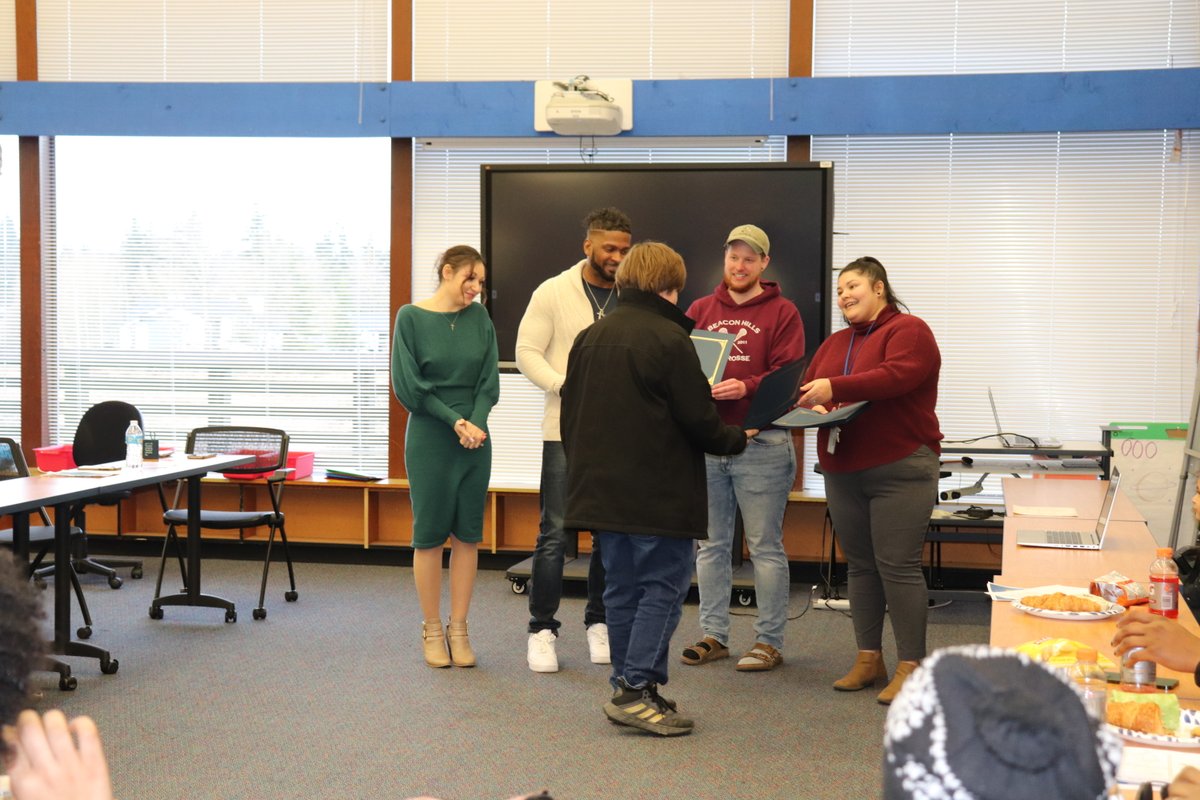 CloverParkSD's tweet photo. Lochburn Middle School students, families and staff gathered to honor students who completed βThe Art to Livingβ program. Students creatively showcased their social and emotional growth and ability to identify positivity in challenging circumstances.ππ¨#CreatingPromisingFutures https://t.co/MQFnGH4nXd