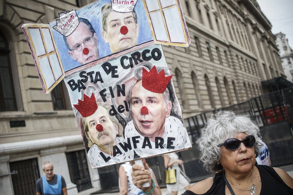 MartnPeiretti1's tweet photo. 🟥⚠️✅ La Corte Suprema atenta contra tu vida cotidiana. Por fallos y cautelares a favor del Grupo Clarín(Flow, Personal, telecom), Arcor, Molinos, etc, el estado no puede regular los precios, esto permite el aumento indiscriminado de precios que afectan tu economía diaria. https://t.co/3A8tUzzlUD