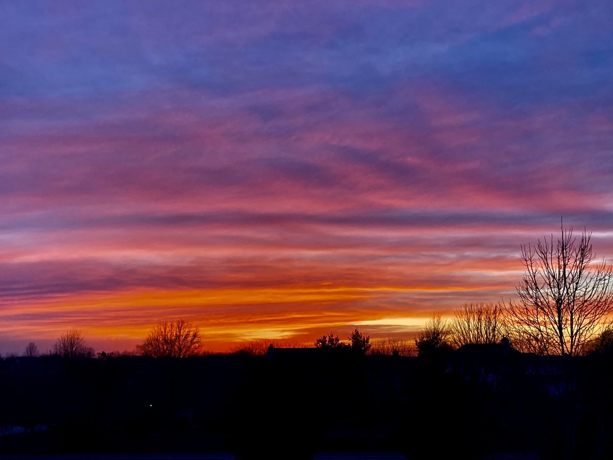 marchibald25's tweet photo. Sunsets the past two nights. @fox4wx https://t.co/PdEumoXyEF