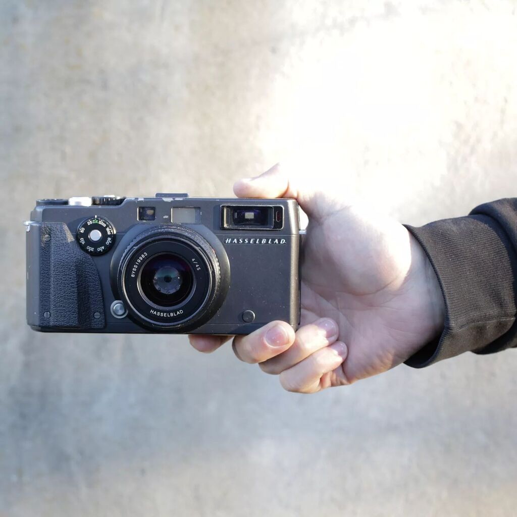 Meet the ex. 
Stay together forever. 

#hasselblad #xpan #panoramic #35mm #filmphotography #shootmorefilm #fujifilm instagr.am/p/CoI3h49uHUI/