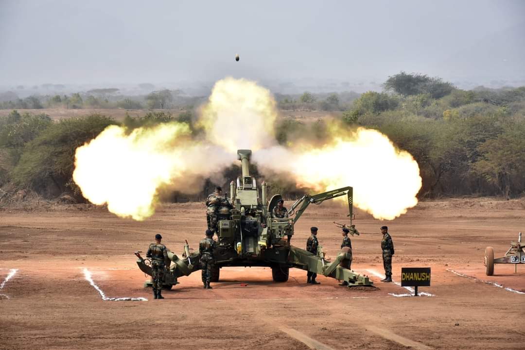 sanikmamin's tweet photo. BOOM! They say #Artillery is God of War. When the big guns fire next to you, the ground shakes and for a second everything stops.
Exercise #TOPCHI, Annual firepower demonstration & trg exercise of Regt of Arty being conducted by School of Arty #Devlali. “Sarvatra Izat-o-Iqbal” https://t.co/Oj2mkhcc8h