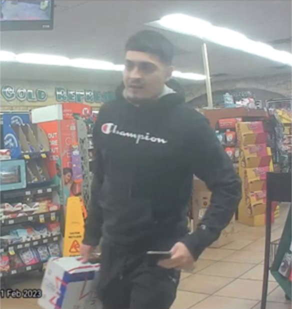 abc15's tweet photo. DO YOU RECOGNIZE HIM? Glendale PD is asking for help identifying a man accused of robbing a Circle K of alcohol and assaulting a clerk, breaking several bones. STORY: https://t.co/z1CempkxHl
#abc15 https://t.co/URo8jVn9aY