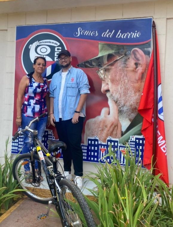 GHNordelo5's tweet photo. El joven Alejandro Mandina resultó ganador del concurso para seleccionar el logo del #XCongresoCDR y se llevó la bicicleta. #Cuba #CDRCuba #SoyCederista #SomosDelBarrio https://t.co/xzKOKUDkjX