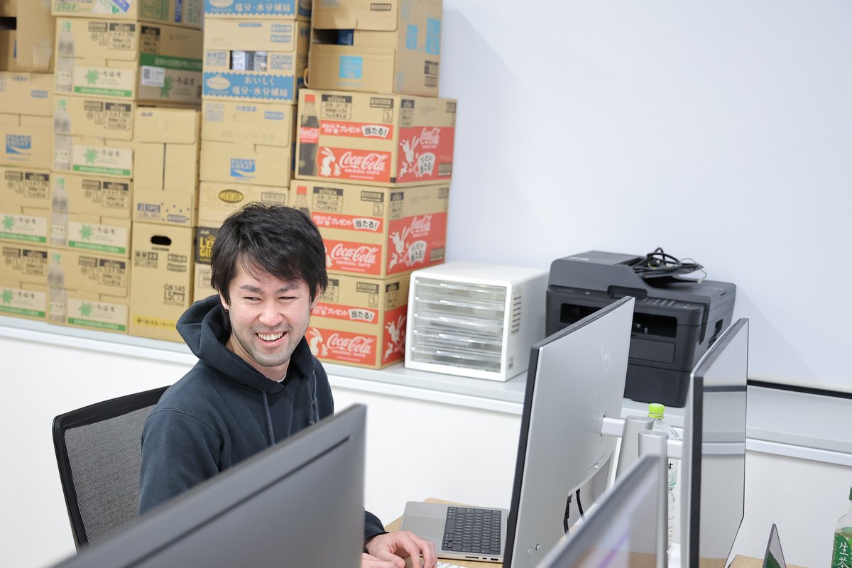 【メンバー紹介#4_ゆうとさん】
Meshの商品数は2,000点以上あり、それぞれに売価設定・写真の撮影・卸様との折衝・発注などの業務が発生します。そのため、一般的なスーパーでは商品カテゴリ毎に担当者がつくのですが、Meshではなんと、ゆうとさんが1人で全てを担当しており、正直常軌を逸しています。