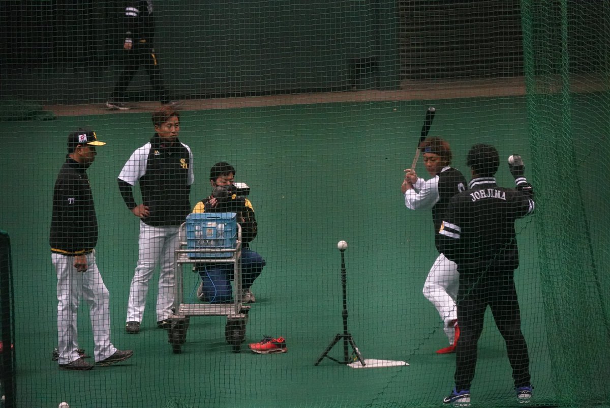 takafullc2's tweet photo. 【アーリーワーク】
#城島健司　会長付特別アドバイザーが
#今宮健太 #野村勇 選手に
アドバイスをしています。
藤本監督も「特に右打者」と、今季を戦う上で右打者を鍵に挙げていました。
#sbhawks #鷹フル https://t.co/ARkFsskLEb