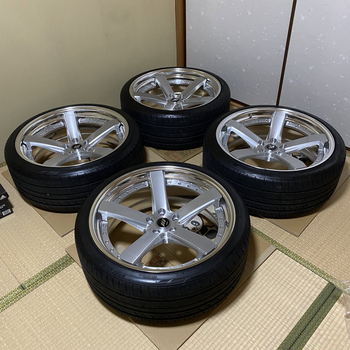 #ホイール売ります
#拡散希望
ジーストst2 21インチ
前後ディープコンケイブ 
めちゃくちゃ美品です
フロント 9J+21 245/35r21
リア 9J+6 235/35r21
ちょっと下げたハリアーにドンピシャサイズ！神奈川からです。20万。