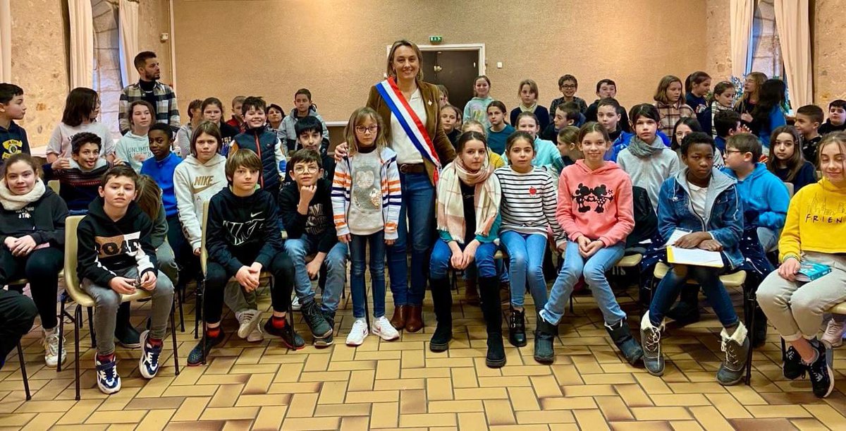 DelphLingemann's tweet photo. Heureuse d'avoir présenté aux élèves de CM2 de l’école Jacques-Prévert de Vic-le-Comte le rôle d'un député et le fonctionnement de nos institutions.
Un beau moment d’échanges avec des enfants passionnés et passionnants !
#Circo8304 #Viclecomte #Ecole #ParlementDesEnfants https://t.co/vIhfl7kn6t