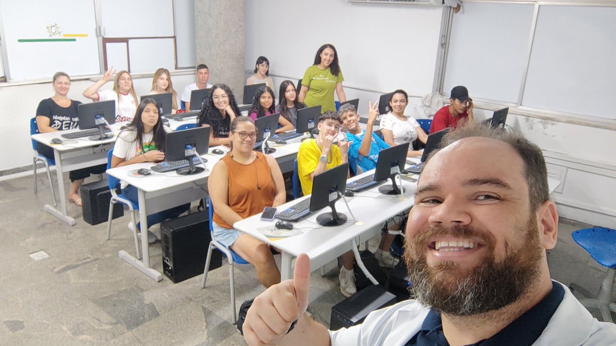 profedlin's tweet photo. Alunos da turma #22AAC07 na aula de #Twitter no @cebracjoinville #cebrac #adm #aac https://t.co/zi0ZCkQ8KT