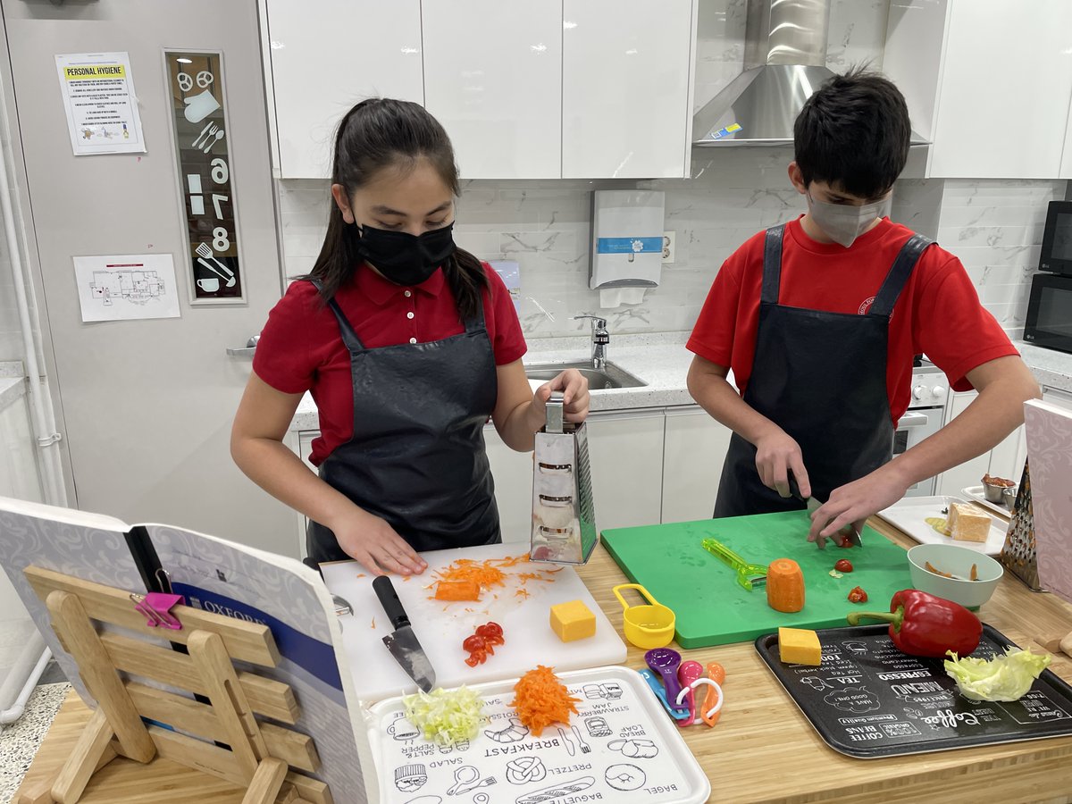 int_educator's tweet image. Student @SFS1912 using the kitchen in the Design Lab to make wraps in #Design class and dumplings in Mandarin class #SFS1912 #issedu #asiaed #edchat #k12 #EARCOS #KORCOS