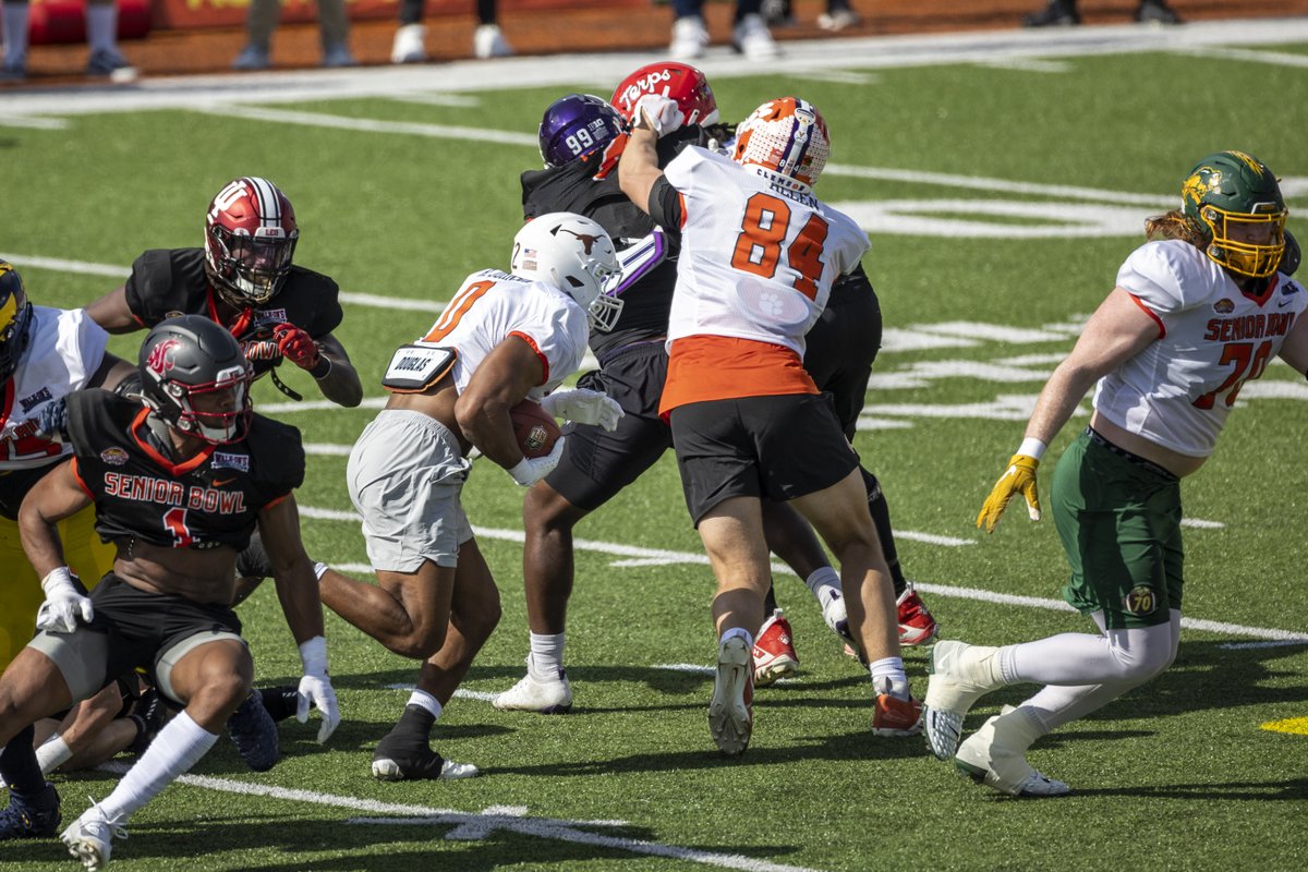 Fanteractive's tweet photo. Davis Allen had a really good day, catching every ball that was thrown to him and showcased his strength and ability to climb to the next level in the run game. He clearly separated himself from the other two National tight ends. 
#seniorbowl #seniorbowlpractice #NFLdraft2023 https://t.co/vBoivi6M9r