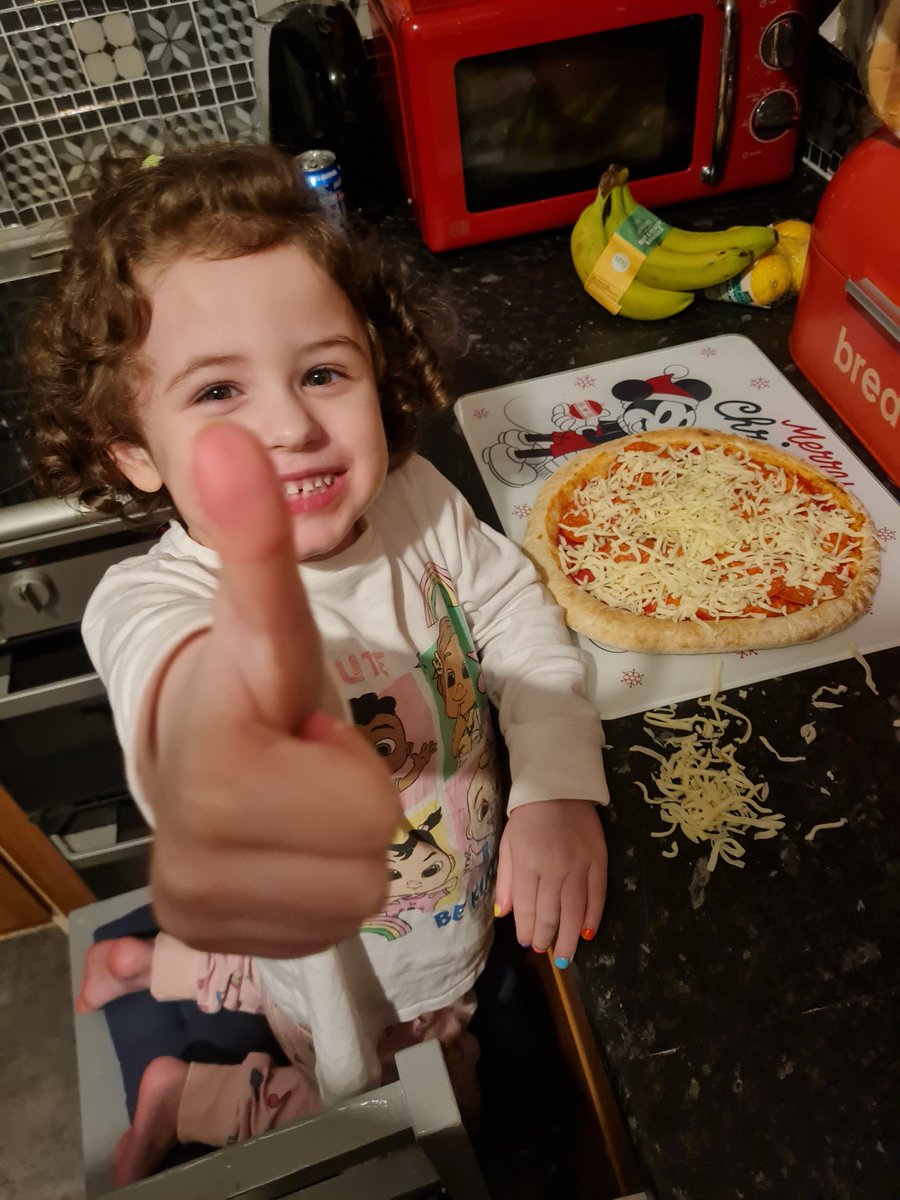 ashleighmc1991's tweet photo. Tonight ariana helped mum cook her home made pizza tonight 🌟 great cooking skills https://t.co/s0wBofzOP6