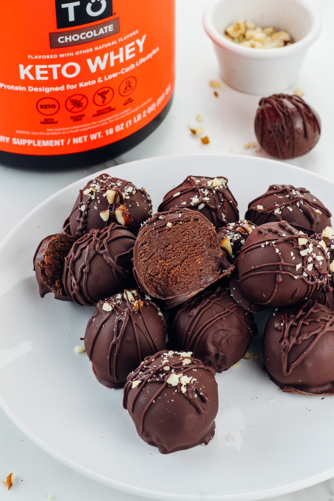 perfectketones's tweet image. New month, new reasons to CELEBRATE! Especially when it's #NationalCHOCOLATEDay.🍫🤩

You know we're big fans of chocolate over here, and these #nobake Dark Chocolate Protein Truffles made with our #KetoWhey will be your new favorite sweet treat!

Recipe👇
instagram.com/perfectketo