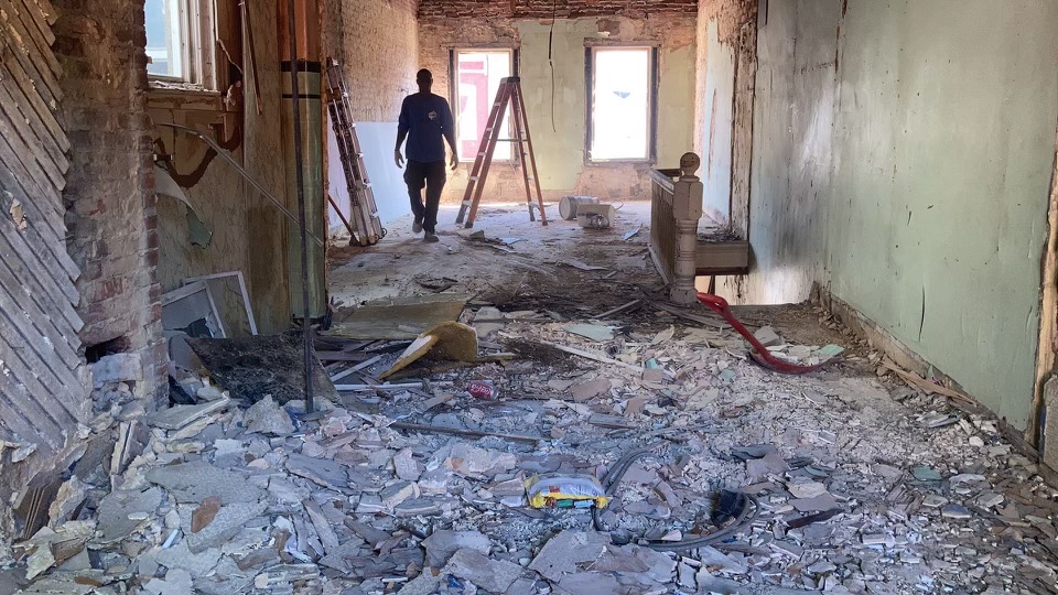 Community_Redev's tweet image. The $CRDV Solution:
* Providing #housingforall - market-rate to #NOAH.
* Smaller projects faster.
* We source and develop rental and for-sale properties executing the business model.
* Joint ventures with emerging women and minority developers.
(Pic: 9/2022 - Baltimore rowhome)