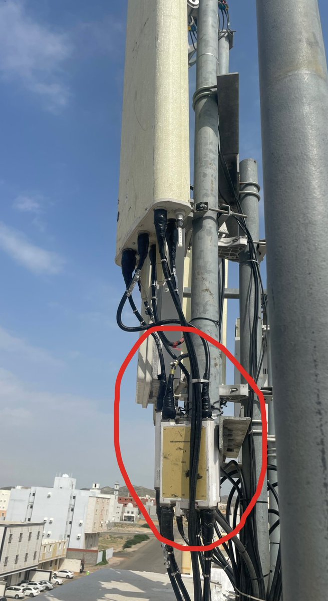 Hus_Alaqqad's tweet photo. من البطل اللي يقول ايش اسم الجهاز المشار إليه ؟!…
#هندسة_الاتصالات
#انتينا
#communication_Engineering
#antenna
#microwave
@AB_AZ9 @SSLSIP @anas_1199 @Lo0olSky https://t.co/oYLZHn9VJk