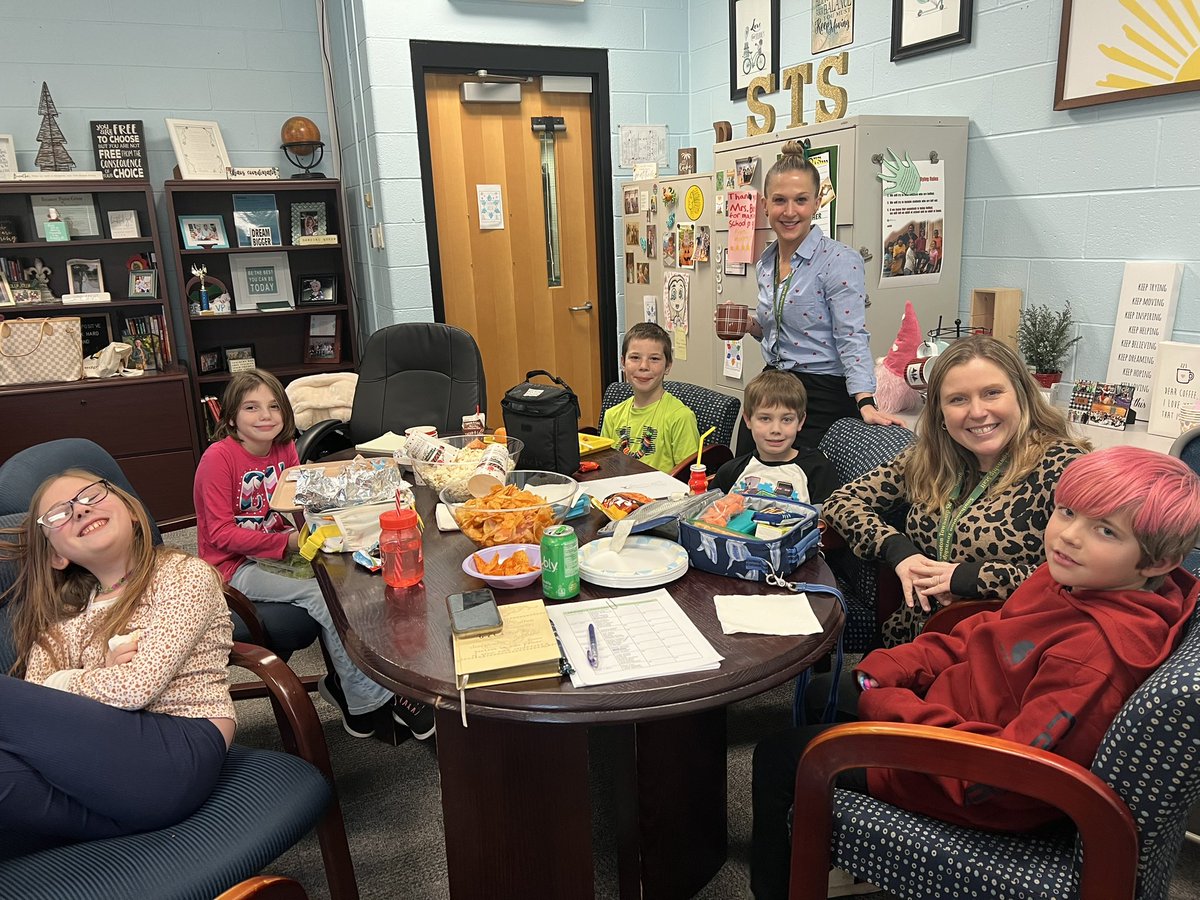 We kicked off Lunch with the Principals today! Chatting and eating with students was the highlight of our day! @CaseyNoble0330 #stswarriors