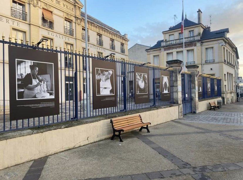 Du 1er au 28 février, une exposition de photographies de Sophie Zénon vous est présentée sur les grilles de la mairie. Elle vous propose une immersion sur les savoir-faire d’excellence de notre Manufacture.