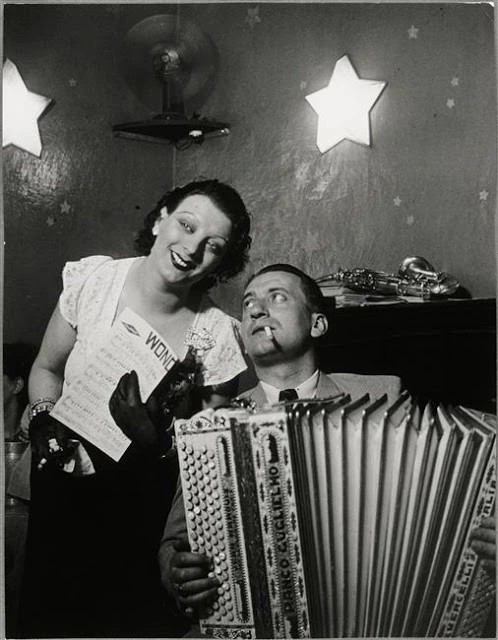 ParisAMDParis's tweet photo. Brassaï. 
Kiki et son accordéoniste  au Café des Fleurs, Montparnasse 
1932. Paris https://t.co/1Pa5imzy2A