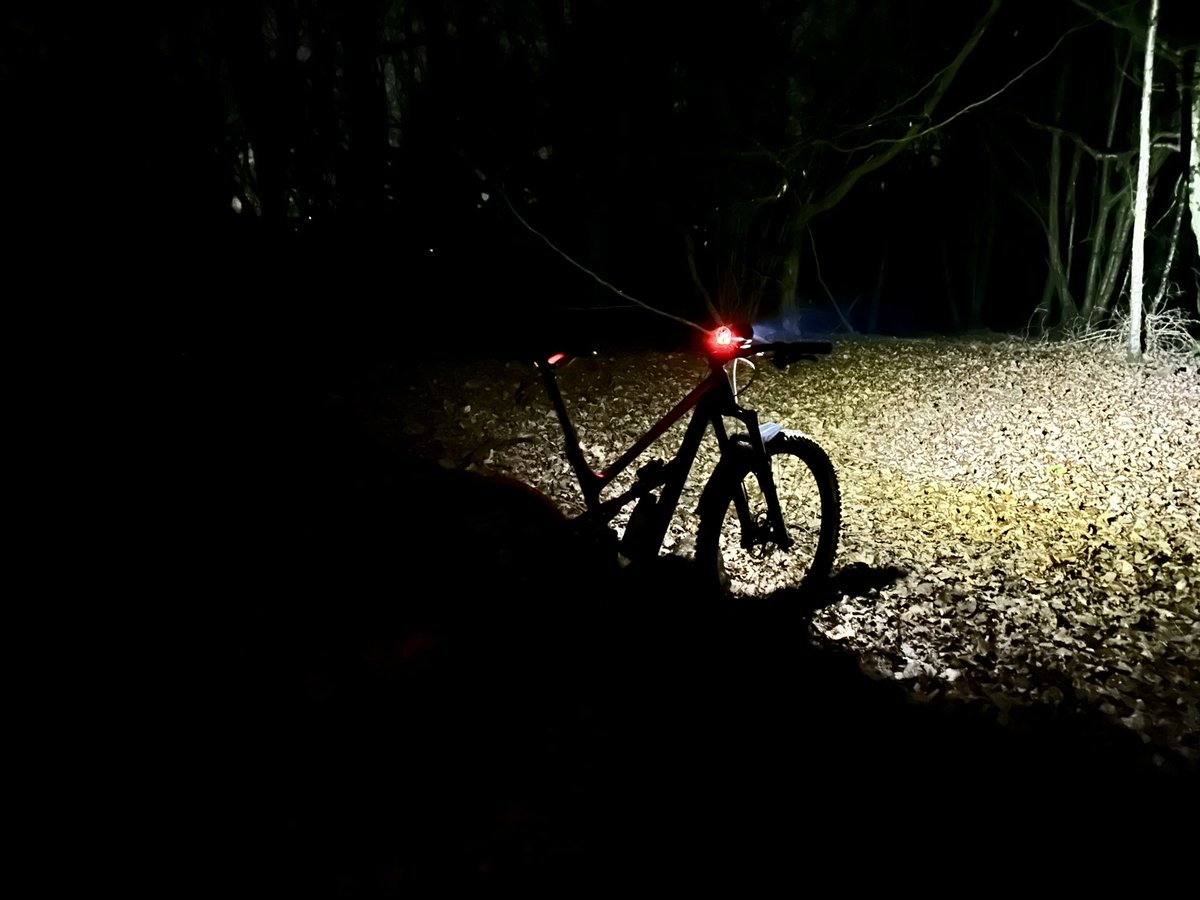 P_HEDGEHOG's tweet photo. It’s like summer out there. Other than the dark. First time on @revel_bikes @CycloriseTweet rascal for 4 months.
Fantastic ride. Loved the bike, loved the conditions! #mtb #penyard #dusty 😄 https://t.co/xdYD4ZbZSN
