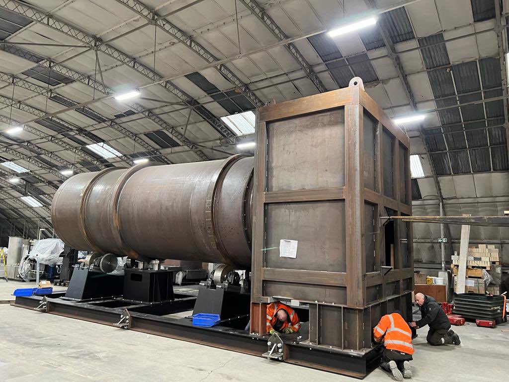 MachineMoverfpa's tweet photo. So yesterday FPA were busy siting an incinerator bound for Saudi Arabia … just needs cementing, brick lining and painting!  Well done Lads 👍 https://t.co/ibsAedhTI1