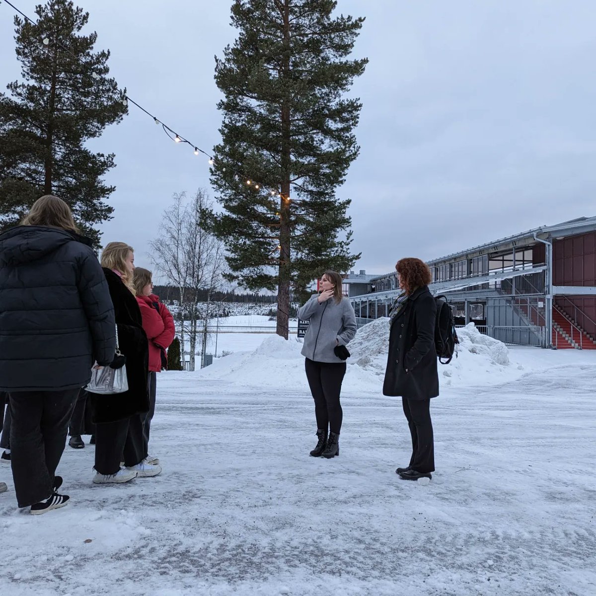 Tänään kestävän kehityksen työryhmä vieraili Himoksella ja tutustui HimosLomien toimintaan. Ryhmät keskustelivat kestävästä tulevaisuudesta ja muun muassa viestinnän merkityksellisyydestä kestävyyden edistämisessä. #kestävätulevaisuus #himoslomat #upeayhteistyö