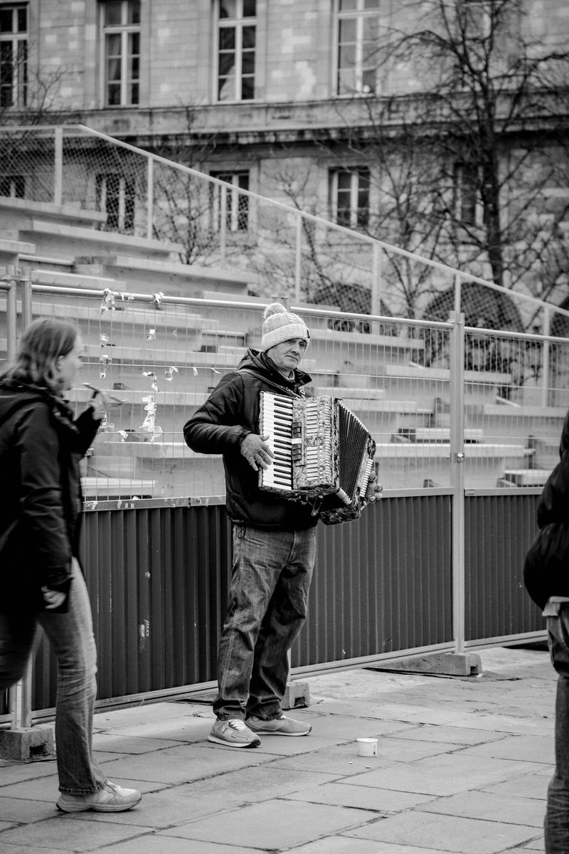 Notre Dame önünde mutsuz bir akordeoncu.
Paris/2023

#streetphotographers #streetphotography #hikaricollective #streets_storytelling #Photooftheday #littleboxcollective #cameralab