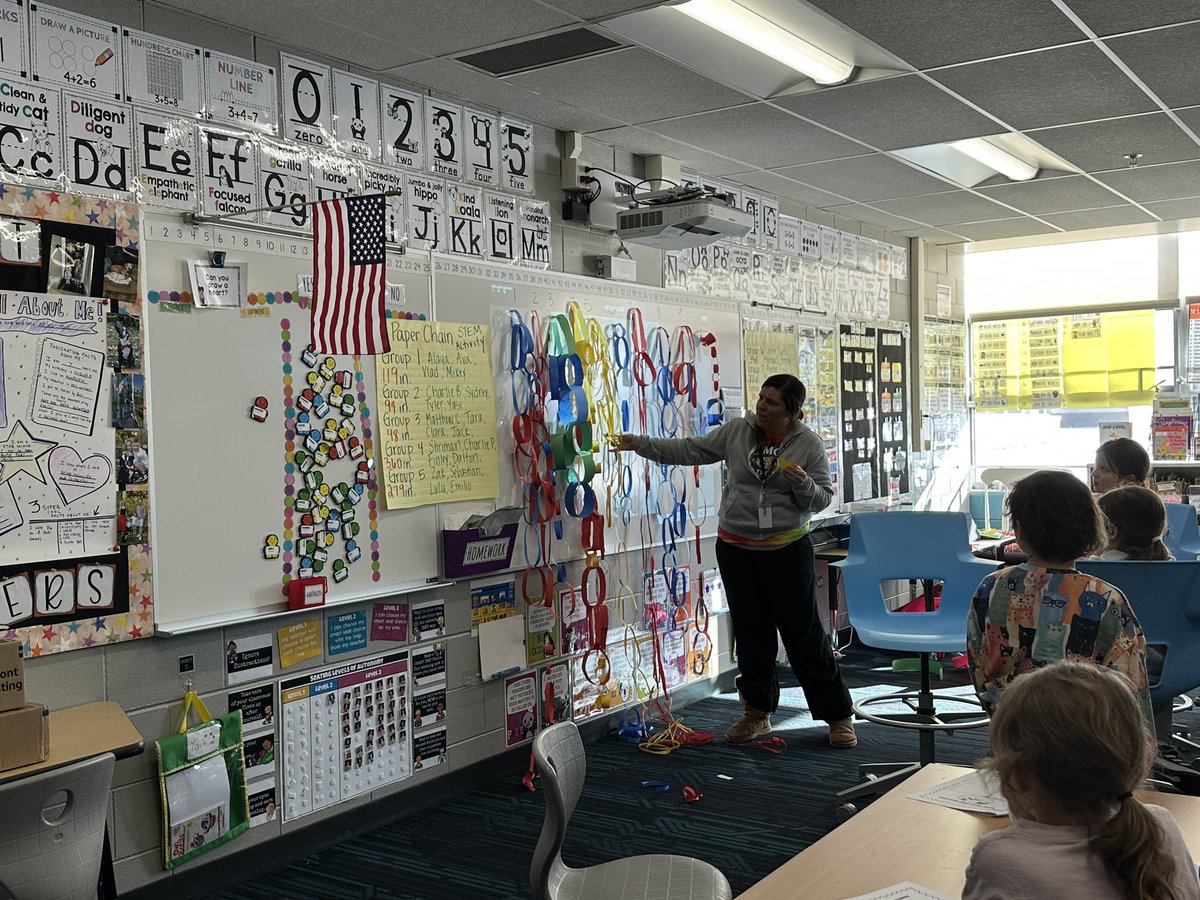 MrsCPark's tweet photo. Paper chain STEM activity in 2nd Grade @Leitmeyers2 @FSD79 @MrLFSD79 https://t.co/jXjo8cTGWT