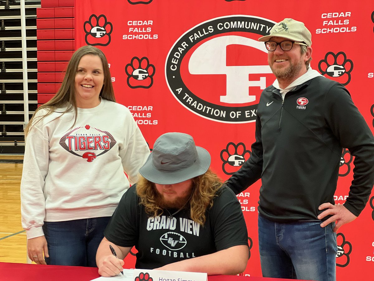esimmer's tweet image. Signing day. Proud parents. @GVVikingFB @Hogan_73