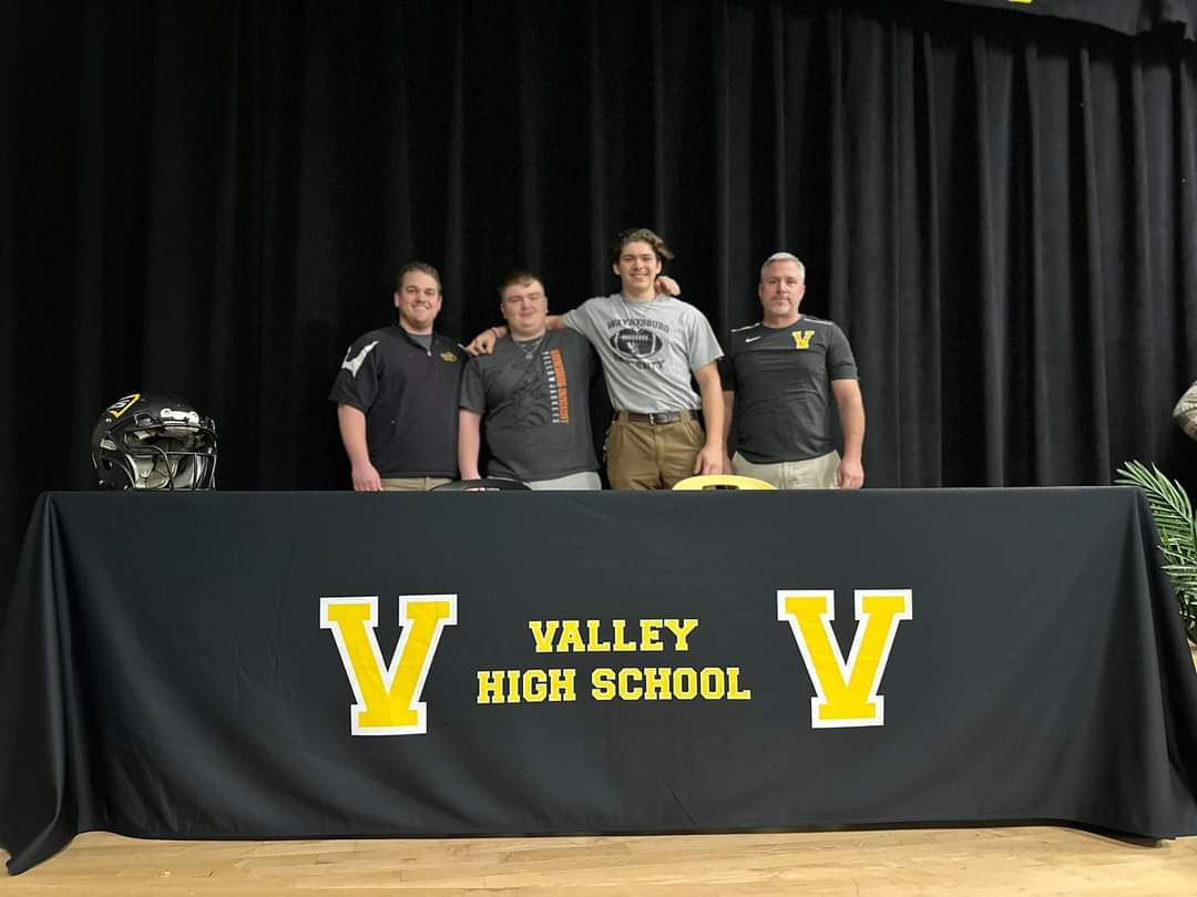 David Brown (@dbrownvhs23) on Twitter photo Me and bro signed on the dotted line... Class of 27' coming for the PAC. Let's work! 🧡🖤🧡🖤 #JacketUp #304Made @CoachColemanDL <a href="/BigPappy_WETSU1/">Coach Russ Moore</a> <a href="/coachlondonIII/">Samuel London</a> <a href="/GabeLuvara/">Gabe Luvara</a> @WU_SWARM <a href="/WUJackets/">Waynesburg Athletics</a> Me and bro signed on the dotted line... Class of 27' coming for the PAC. Let's work! 🧡🖤🧡🖤 #JacketUp #304Made @CoachColemanDL <a href="/BigPappy_WETSU1/">Coach Russ Moore</a> <a href="/coachlondonIII/">Samuel London</a> <a href="/GabeLuvara/">Gabe Luvara</a> @WU_SWARM <a href="/WUJackets/">Waynesburg Athletics</a>