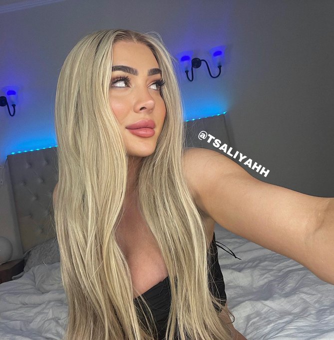 1 pic. Do you like me as a blonde? ? https://t.co/6As0OEhJM4