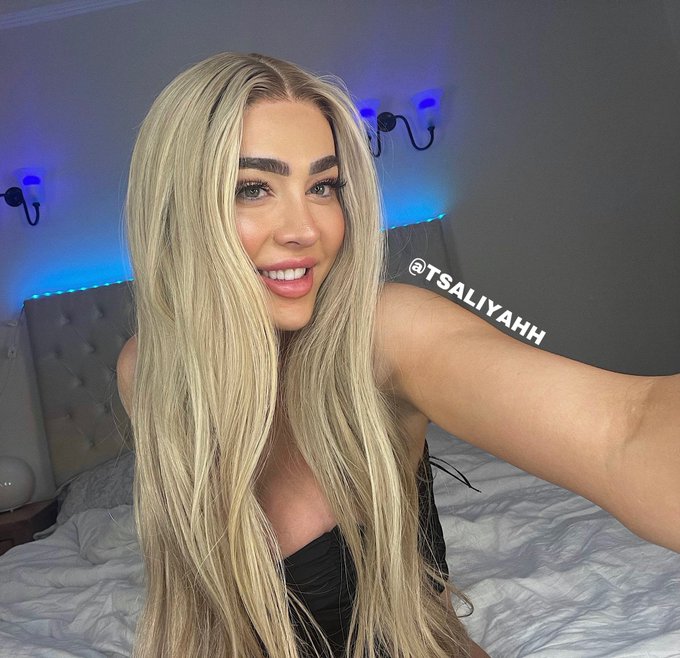 2 pic. Do you like me as a blonde? ? https://t.co/6As0OEhJM4