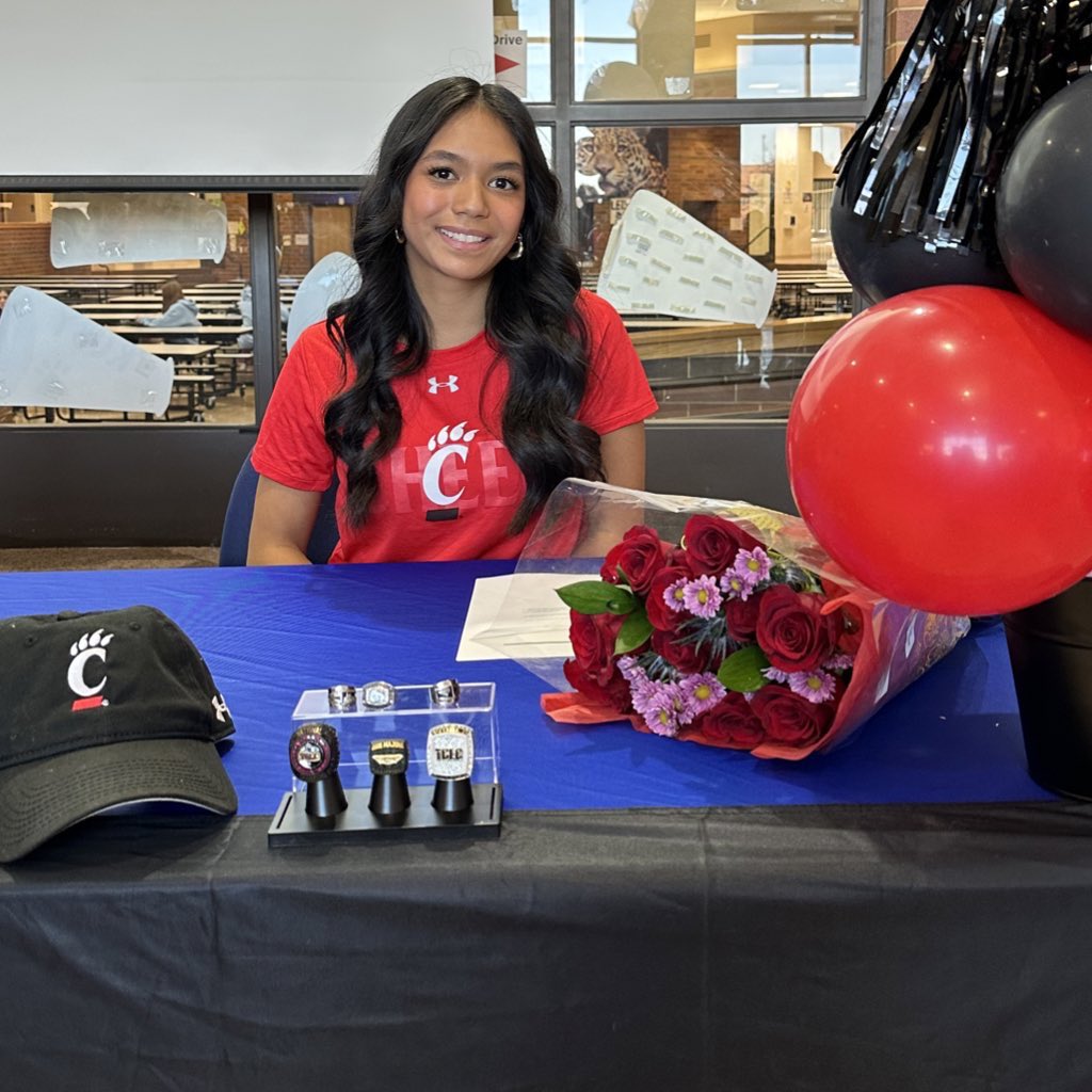 Bradley_Spirit's tweet photo. Congratulations @Ruby_deleonn on your signing today!!! @gobearcatscheer is so lucky to have you!!! 🤍♥️🖤🤍♥️🖤 https://t.co/rMaSX9ZcI6