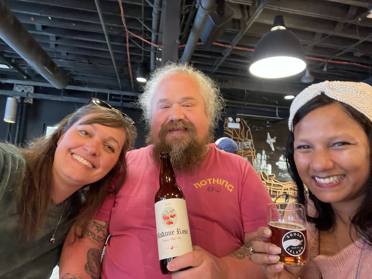 Getting fancy @GooseIsland Fulton taproom w a stunning delicate layered 2010 Madam Rose Flanders Oud Bruin - perfect brew for meeting the super-awesome @delightedbite & Andy @PottersCider - hoorah! ☺️❤️🍻#chicagobeer #lovesourbeer