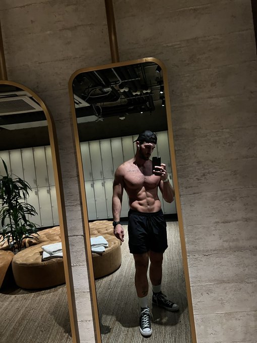 what&rsquo;s up private twitter 👋🏼 https://t.co/g8IHz7J5Qi