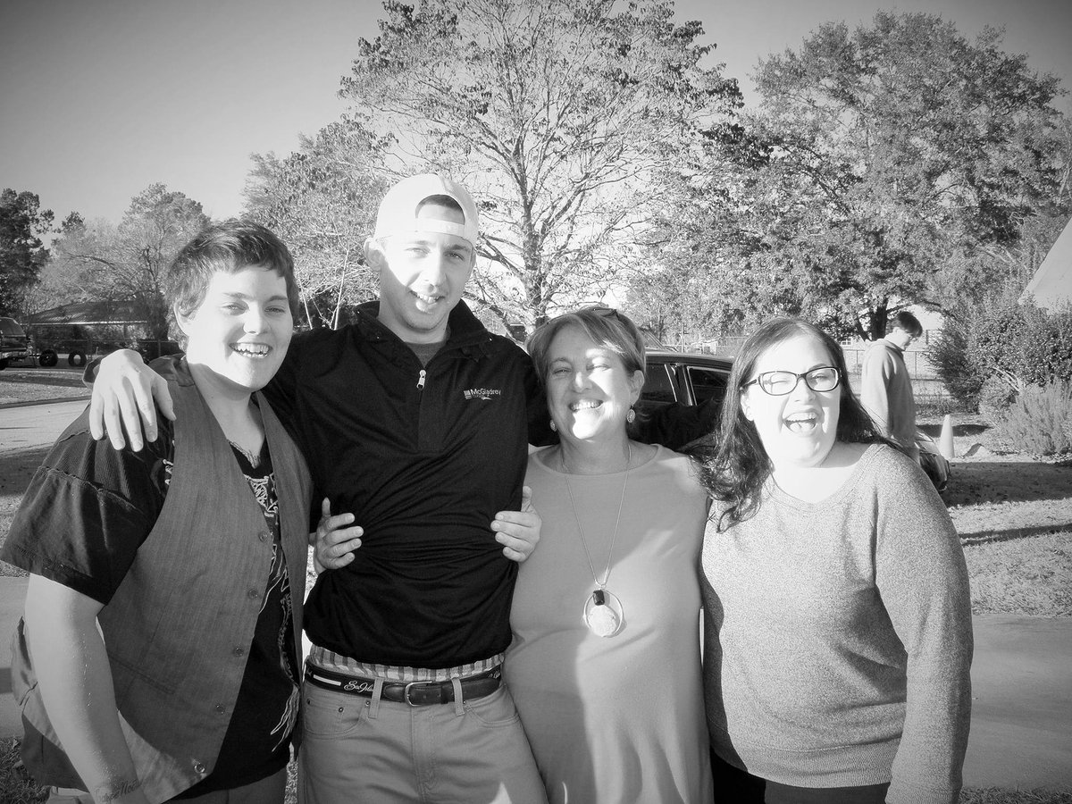 ThreeDawgLadyDe's tweet photo. Today, through the 7th of this month is National Gun Violence Survivors week..I'm sharing one of my fav pics of me with my children..my daughter on the far left of the pic is my daughter who was murdered, and then a pic of her with her daughter. #ENDSENSELESSGUNVIOLENCE https://t.co/uhsyAFXSd6