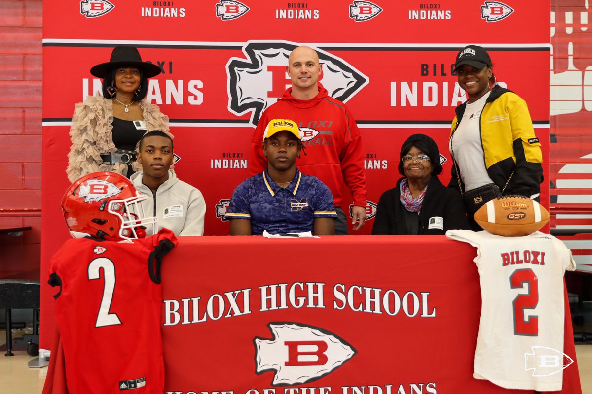 BiloxiFB's tweet photo. SIGNED! Our #NextLevelIndian @d1_deee is going to continue his career at MGCCC!
#BlxIndianNation | #OneTribe https://t.co/lDEQbRQl2b