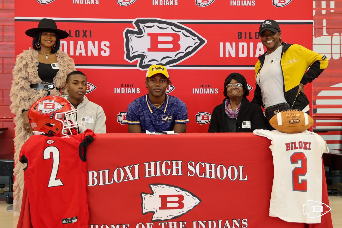 BiloxiFB's tweet photo. SIGNED! Our #NextLevelIndian @d1_deee is going to continue his career at MGCCC!
#BlxIndianNation | #OneTribe https://t.co/lDEQbRQl2b