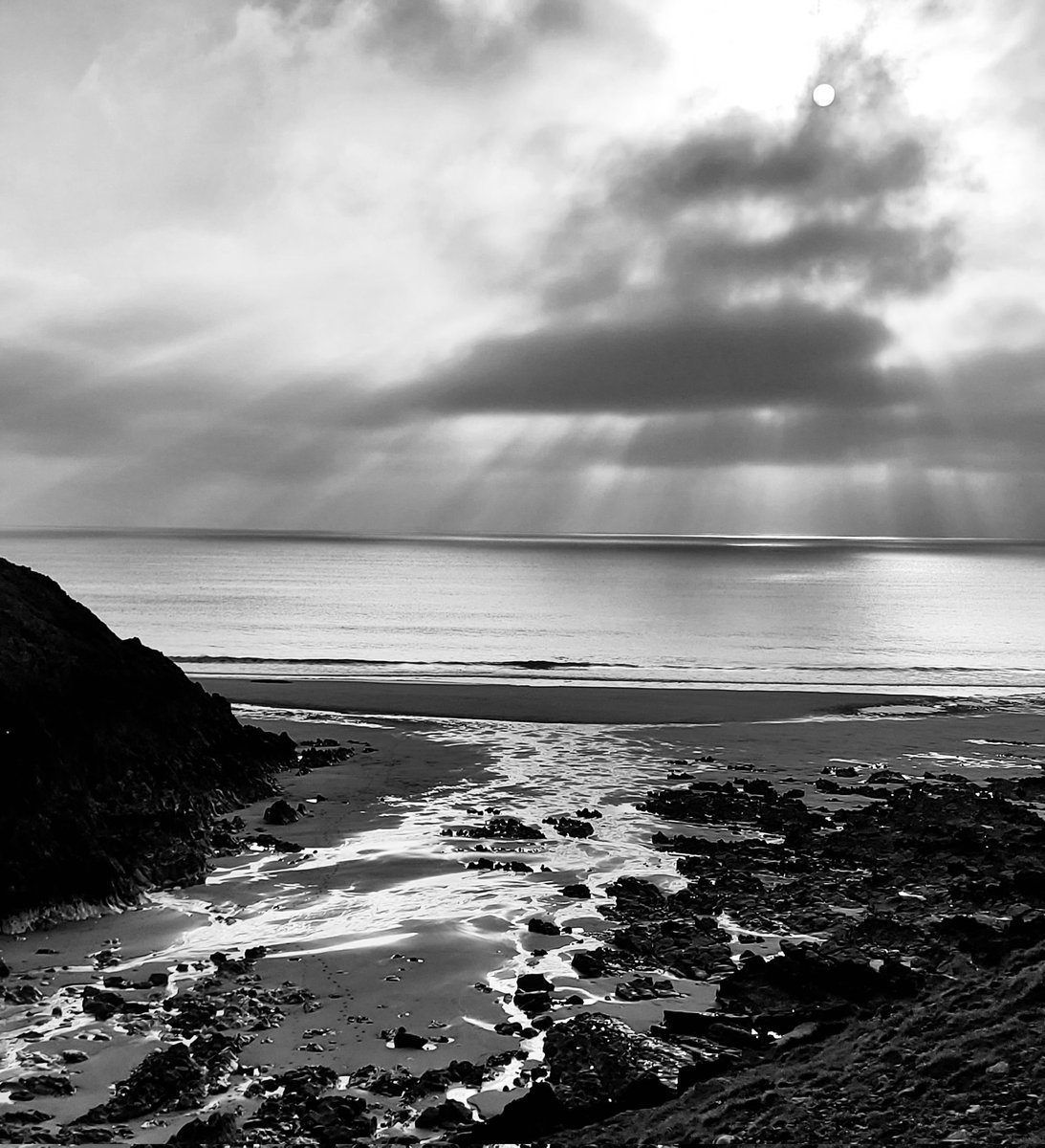 I'm gradually going through my photos from our holiday in the Gower last week. This one of Mewslade Bay really works well in black and white.

#blackandwhitephotography #photography #welshlandscape #landscapephotography #gower #gowerpeninsula #gowercoast #mewsladebay