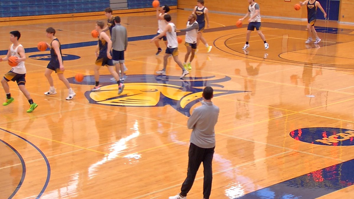 KSTPSports's tweet photo. The @CarletonKnights are 2½ games clear in the @MIACathletics lead, on pace for a school-record win total &amp; their best win % since World War II.

We had to send @ChrisLongKSTP down to chat w/ @carletonmbball.

The story of their breakout season at 6:50 on @KSTP (9:50 on @kstc45). https://t.co/Js1uqKJuY3