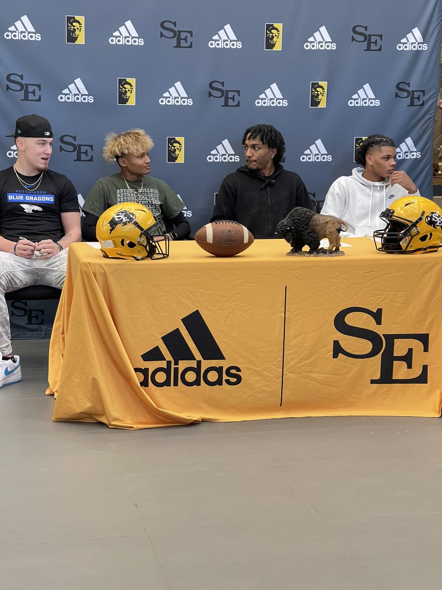 Only1MarcusBag's tweet photo. Congratulations to all of our 2023 signees this morning. Good luck at the next level! Looking forward to all of you doing great things!! #TheBUFFway #SigningDay2023 #GoBUFFS #MakerOfMen https://t.co/Pwfj6ymzGt