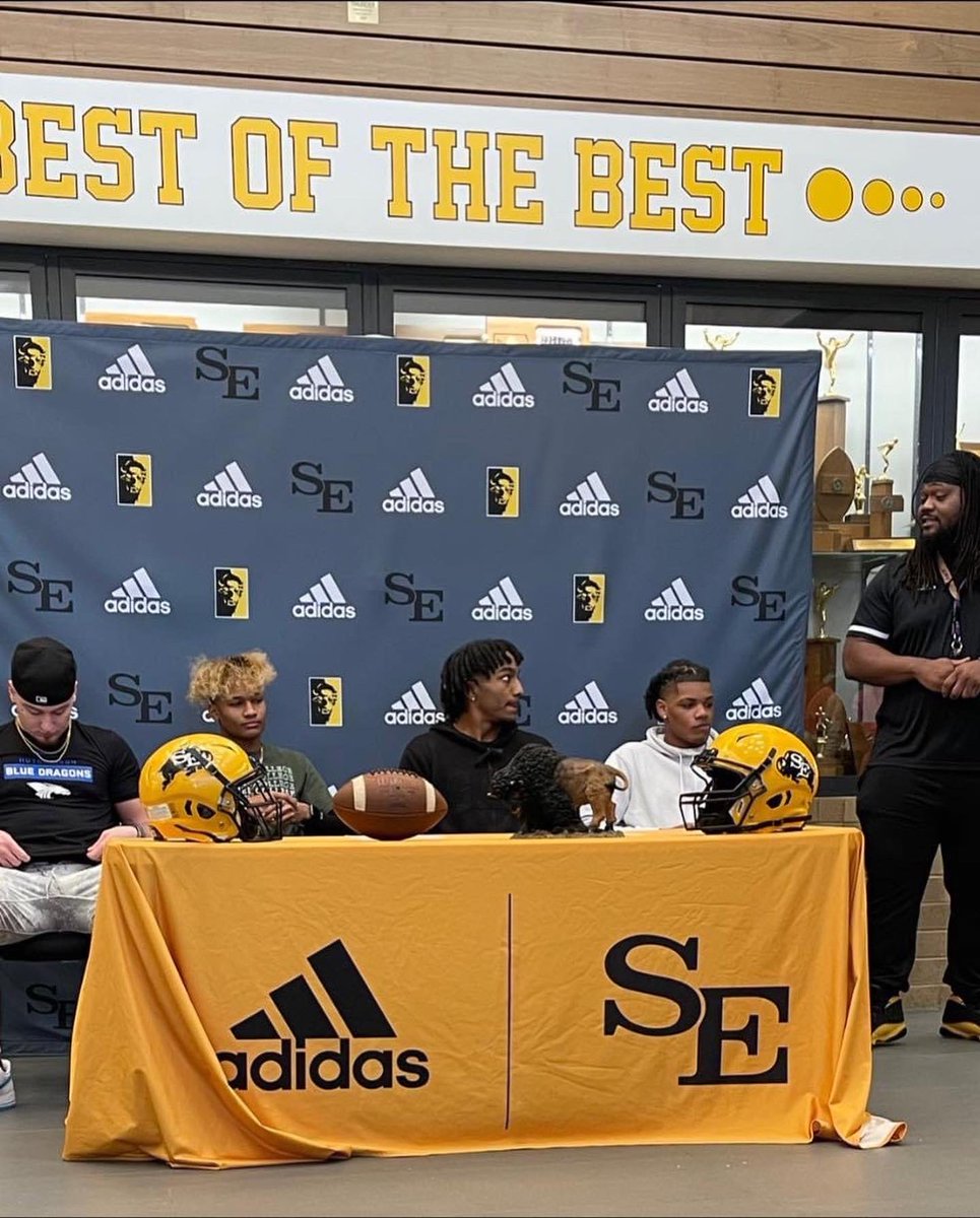 Only1MarcusBag's tweet photo. Congratulations to all of our 2023 signees this morning. Good luck at the next level! Looking forward to all of you doing great things!! #TheBUFFway #SigningDay2023 #GoBUFFS #MakerOfMen https://t.co/Pwfj6ymzGt