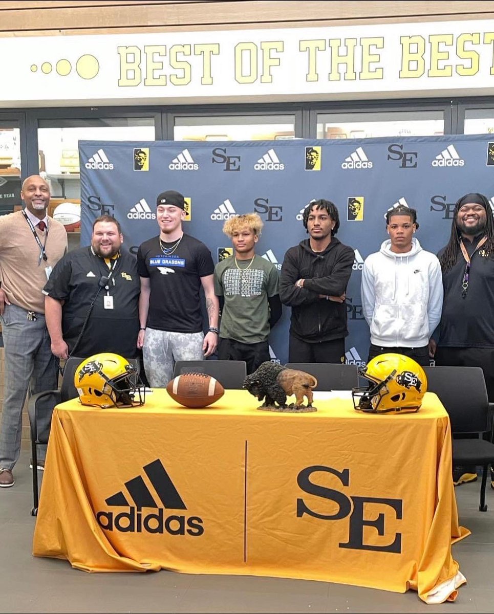 Only1MarcusBag's tweet photo. Congratulations to all of our 2023 signees this morning. Good luck at the next level! Looking forward to all of you doing great things!! #TheBUFFway #SigningDay2023 #GoBUFFS #MakerOfMen https://t.co/Pwfj6ymzGt
