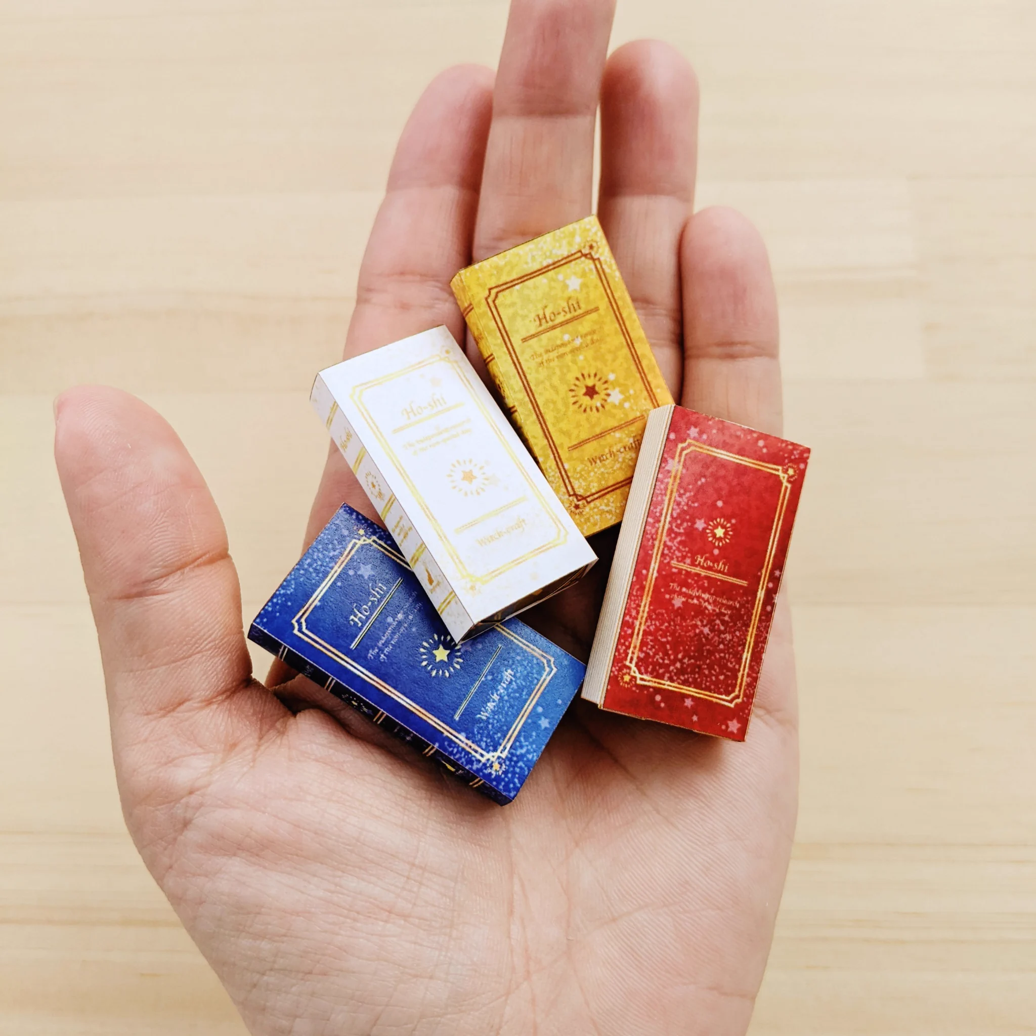 カバーでチョコを包むと…！？豆本が並んでる姿にキュン♡